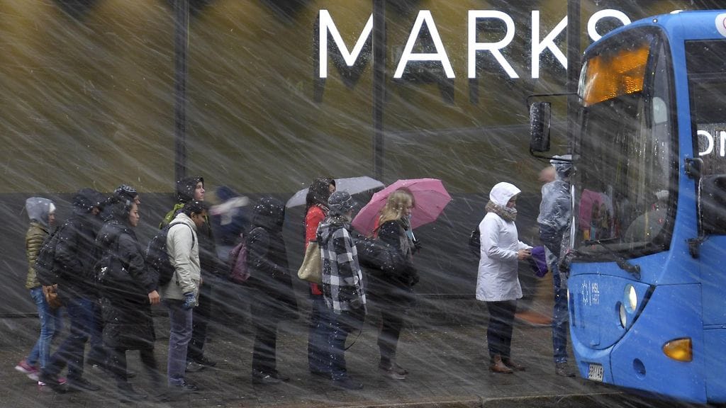 Sateet tulevat alueesta riippuen vetenä, räntänä tai lumena.