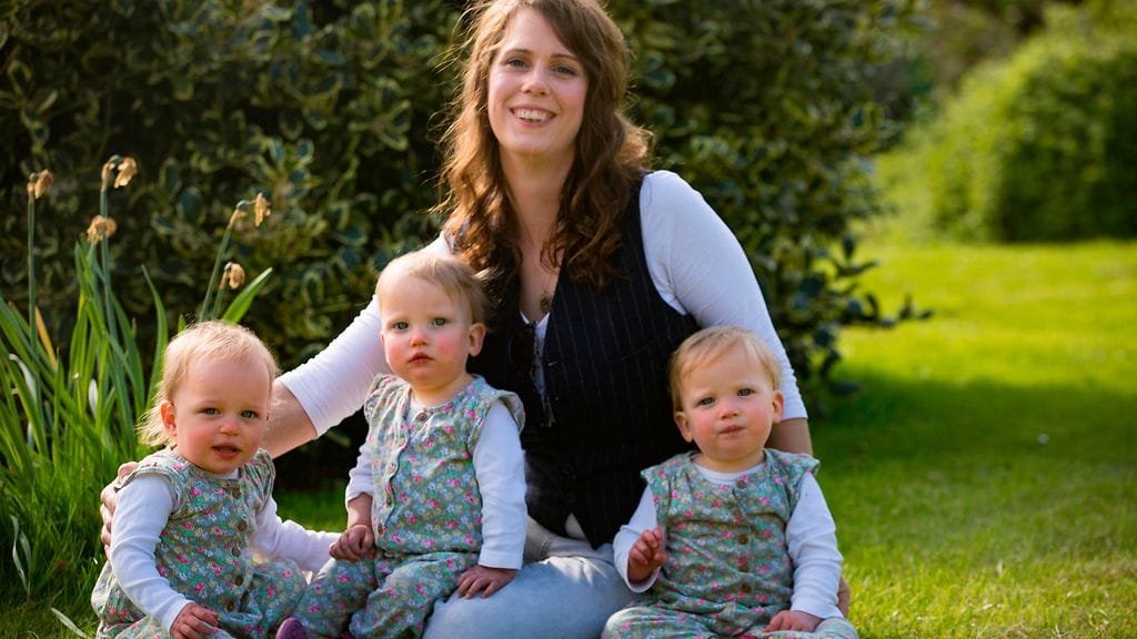 Jolene Broad, 37, kolmostensa kanssa