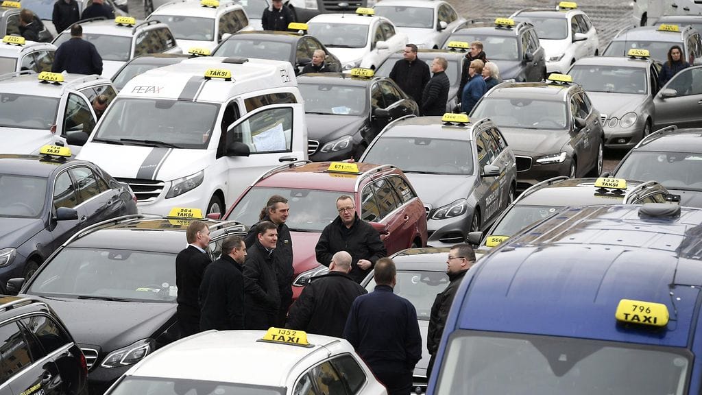 Taksikuskien mielenosoitus Helsingin Senaatintorilla 31. maaliskuuta.