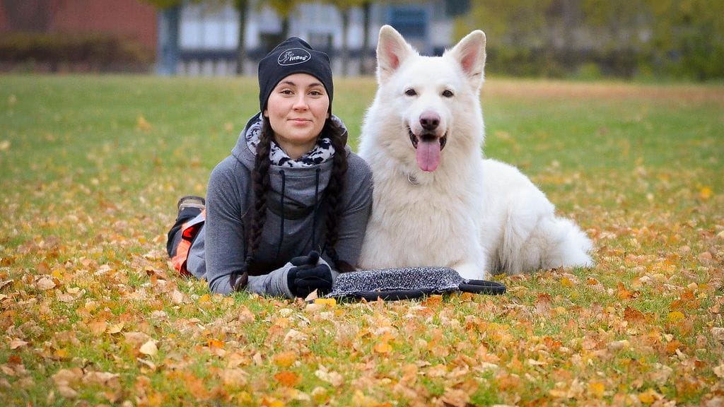 Klinikkaeläinhoitaja Ronja Nieminen 8-vuotiaan Kamu-koiransa kanssa.