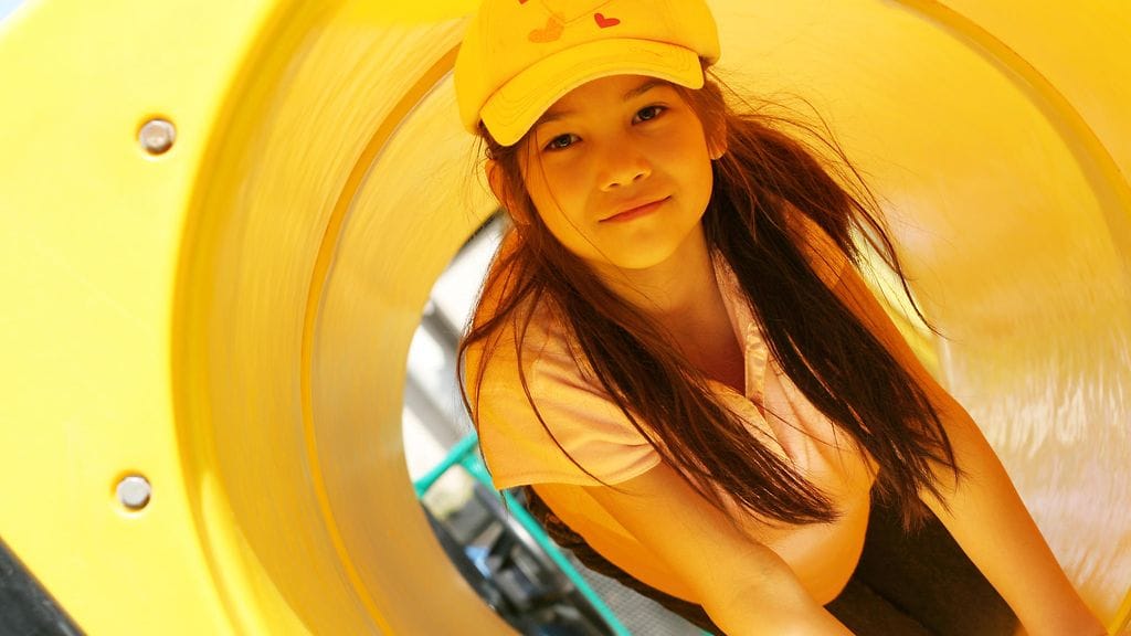 Jos lapset oppivat hakeutumaan varjoon ja suojautumaan liialta paisteelta pienestä pitäen, he suuremmalla todennäköisyydellä suojautuvat paremmin auringolta läpi elämänsä.