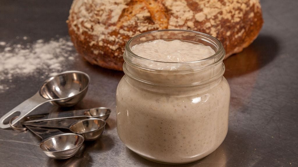 Vedestä ja jauhosta valmistetun taikinajuuren teko vaatii aikaa.