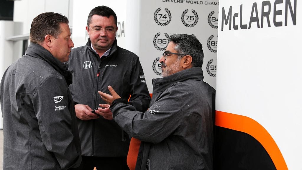 Eric Boullier (kesk.) Kiinan GP:ssä huhtikuun alussa.