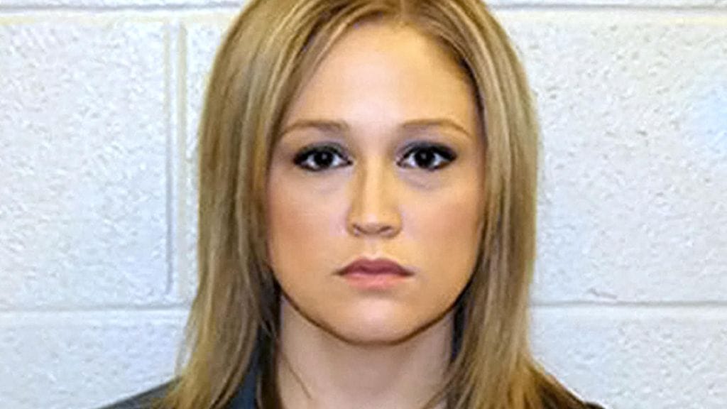 Opettaja Shelly Dufresnea syytetään seksisuhteesta alaikäisen kanssa.