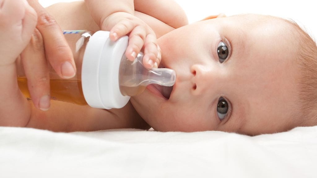 Kuvituskuva. Vauvat oppivat kannattelemaan tuttipulloa yleensä vasta puolen vuoden ikäisinä.
