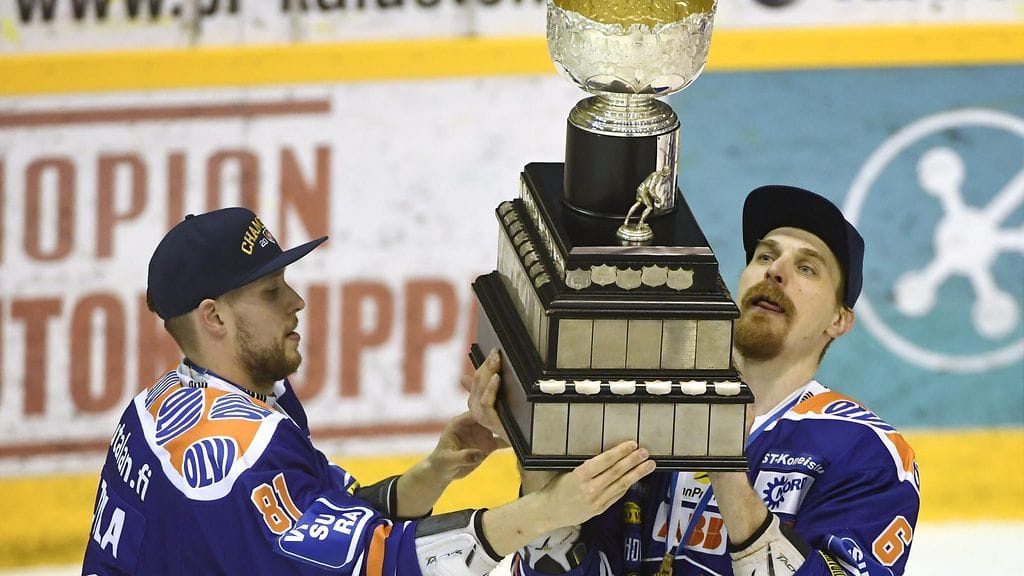 Pekka Saravo nostamassa torstaina SM-liigan mestaruuspokaalia.