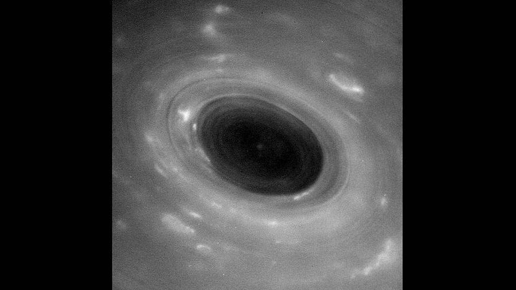 Cassini kuvasi Saturnuksen ohilentonsa aikana eilen torstaina.