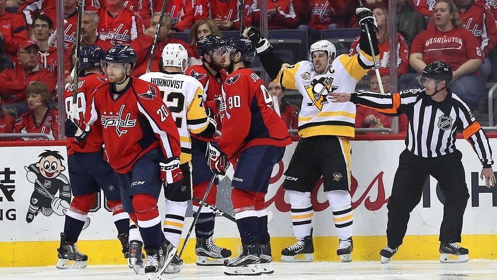 Sidney Crosby tuulettaa maaliaan.