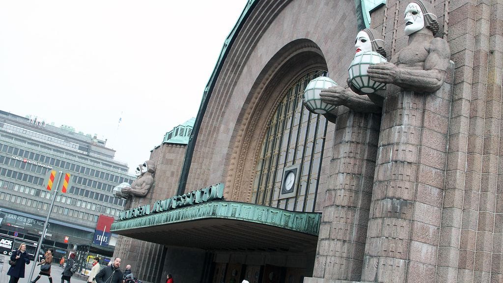 Kiss maskit Helsingin rautatieaseman kivimiehet 28.4.2017 5