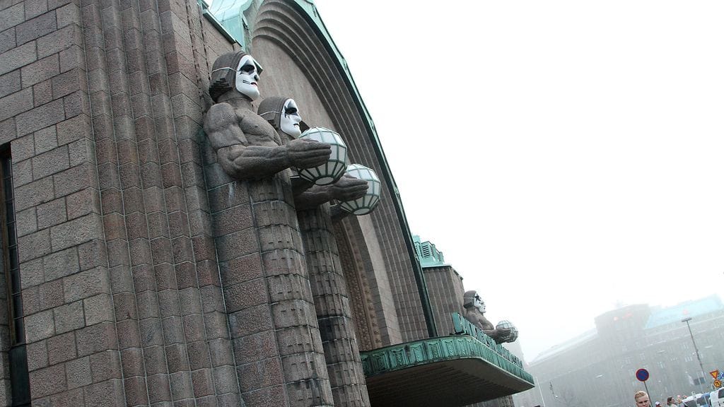 Kiss maskit Helsingin rautatieaseman kivimiehet 28.4.2017 9