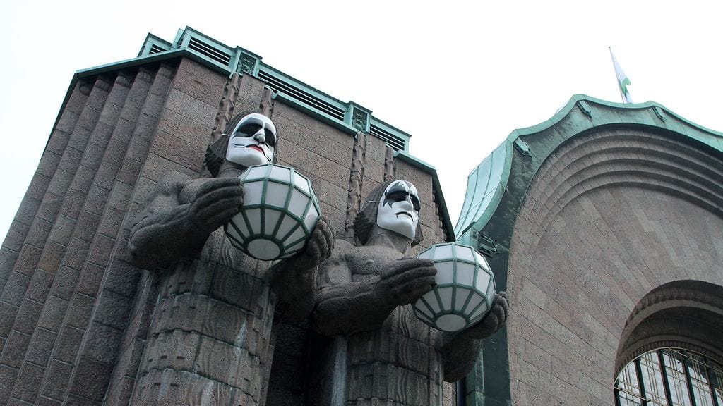 Kiss maskit Helsingin rautatieaseman kivimiehet 28.4.2017 10