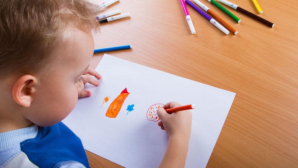 Pojan piirtämä omakuva herätti äidin huolen.