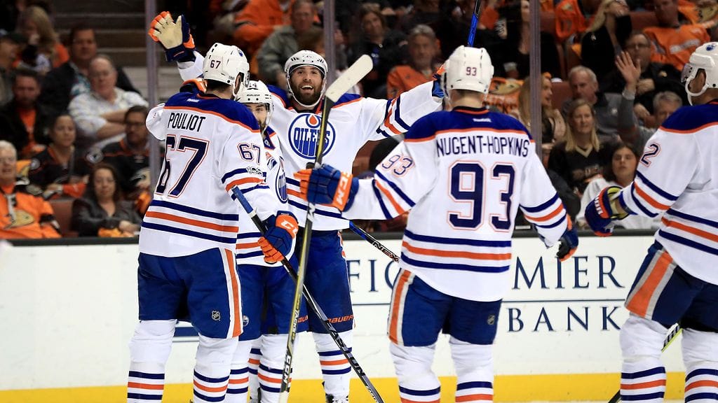 Patrick Maroon (kesk.) tuulettaa 2-0-osumaansa.