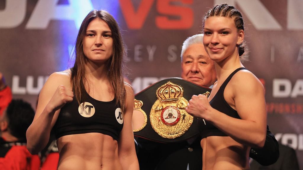 Katie Taylor ja Nina Meinke punnituksessa perjantaina.