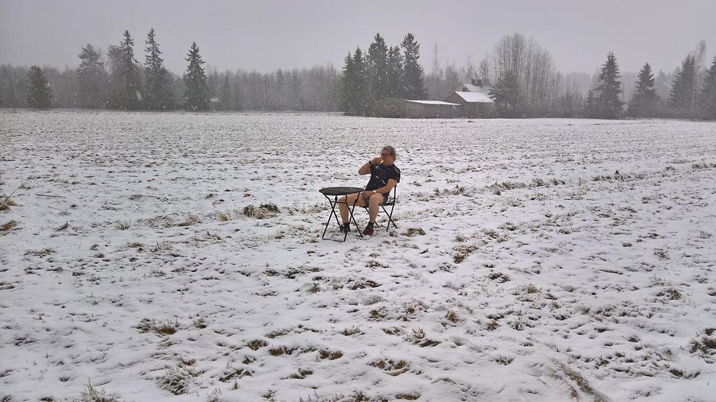 "Kun kerta kalenterissa lukee, että vappuviikonloppu..." Kalle Mäkelän kuvassa sinnikäs vapun viettäjä odottaa lämpimämpiä kelejä sortsit jalassa Orimattilan Virenojalla Päijät-Hämeessä.