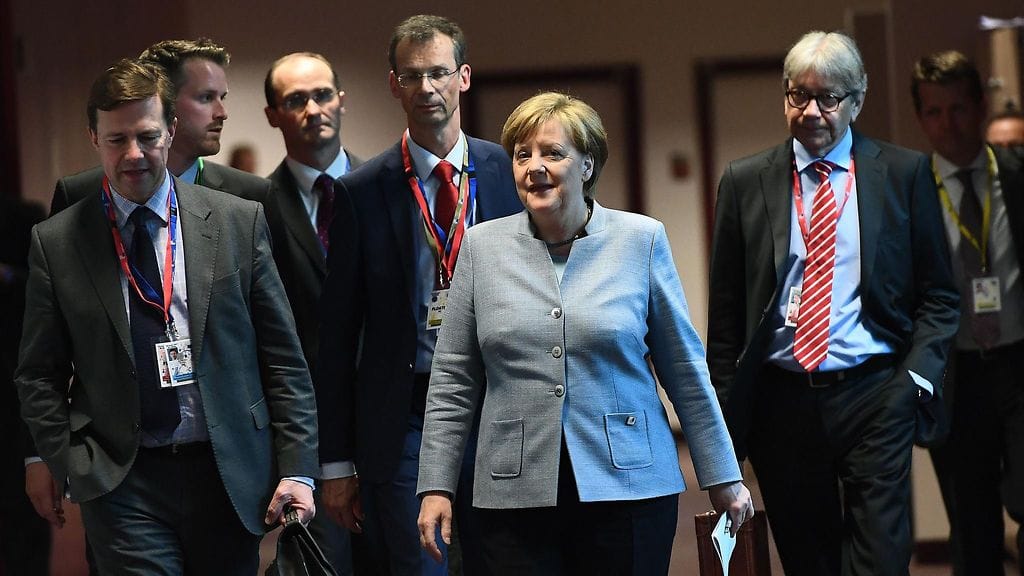 Saskan liittokansleri Angela Merkel (kuvassa keskellä) saapumassa lehdistötilaisuuteen EU:n huippukokouksessa, jossa käsiteltiin Brexitin päälinjoja.