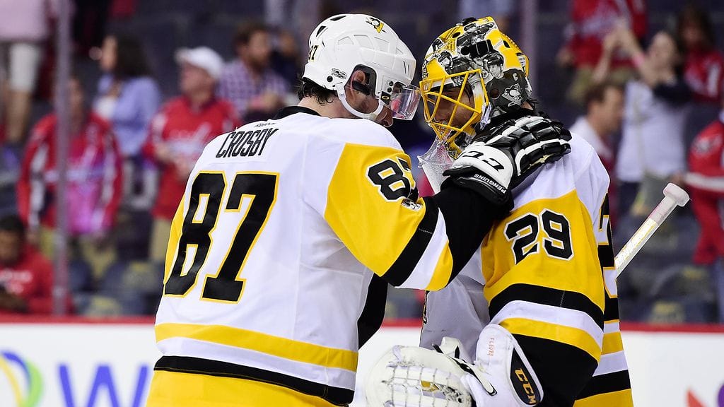 Sidney Crosby ja Marc-Andre Fleury juhlivat voittoa.
