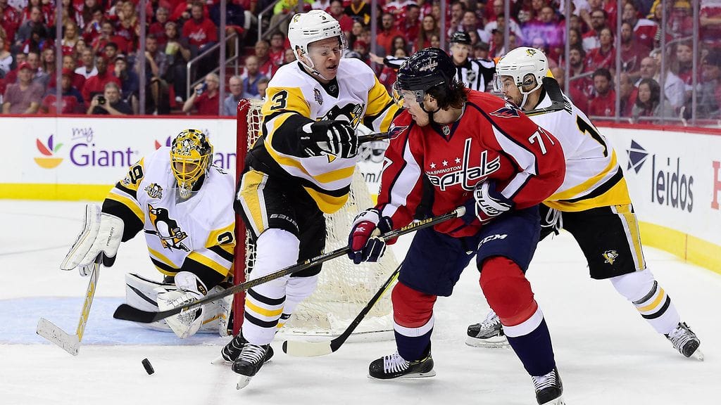 Olli Määttä paimentamassa T.J. Oshieta.