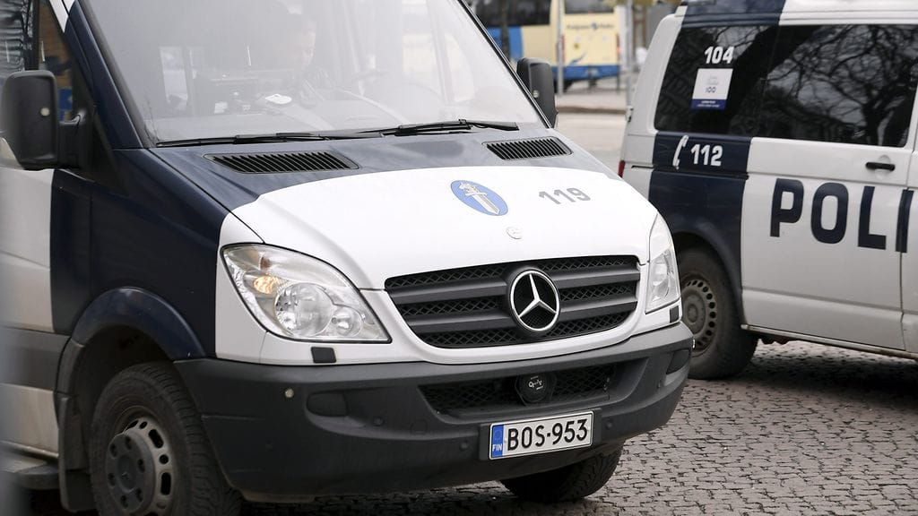 Pelastuslaitoksen mukaan ohikulkija havaitsi vainajan meressä Kaivopuiston rannan tuntumassa.