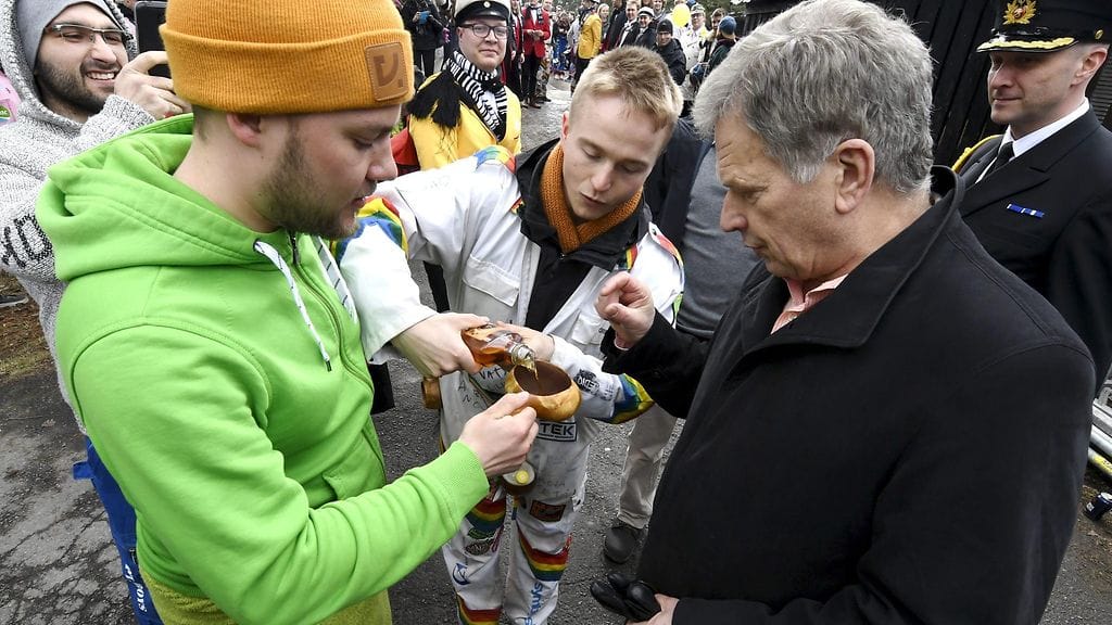Presidentti Sauli Niinistö pääsi maistamaan kuksasta teekkareiden jallusimaa Aalto-yliopiston ylioppilaskunnan Suomen 100-vuotisjuhlavuoden Wappuriehan julistustapahtumassa Otaniemessä, Espoossa sunnuntaina 30. huhtikuuta 2017.