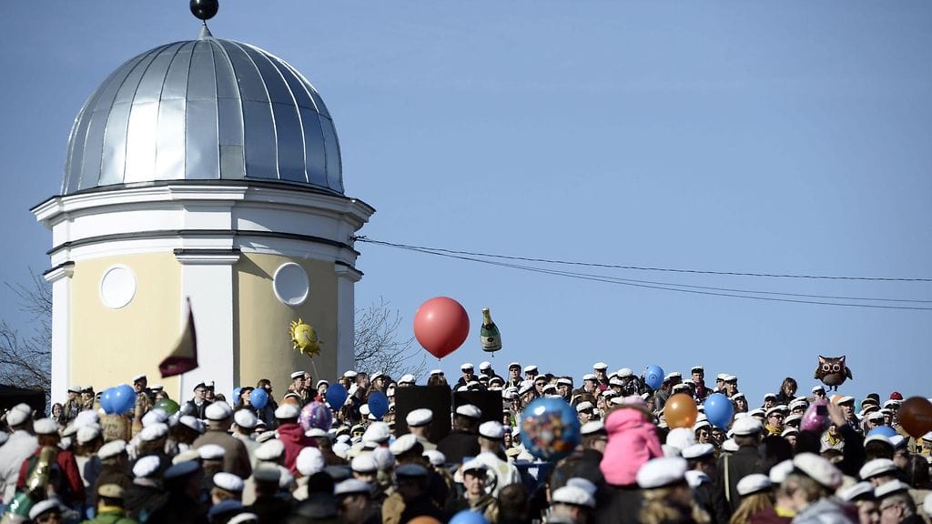 Vapun juhlintaa Helsingin aurinkoisella Ullanlinnanmäellä viime vuonna.
