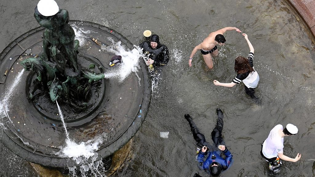 Uimareita Havis Amanda -patsaan suihkulähteessä vappuaattona Helsingissä 30. huhtikuuta 2017.