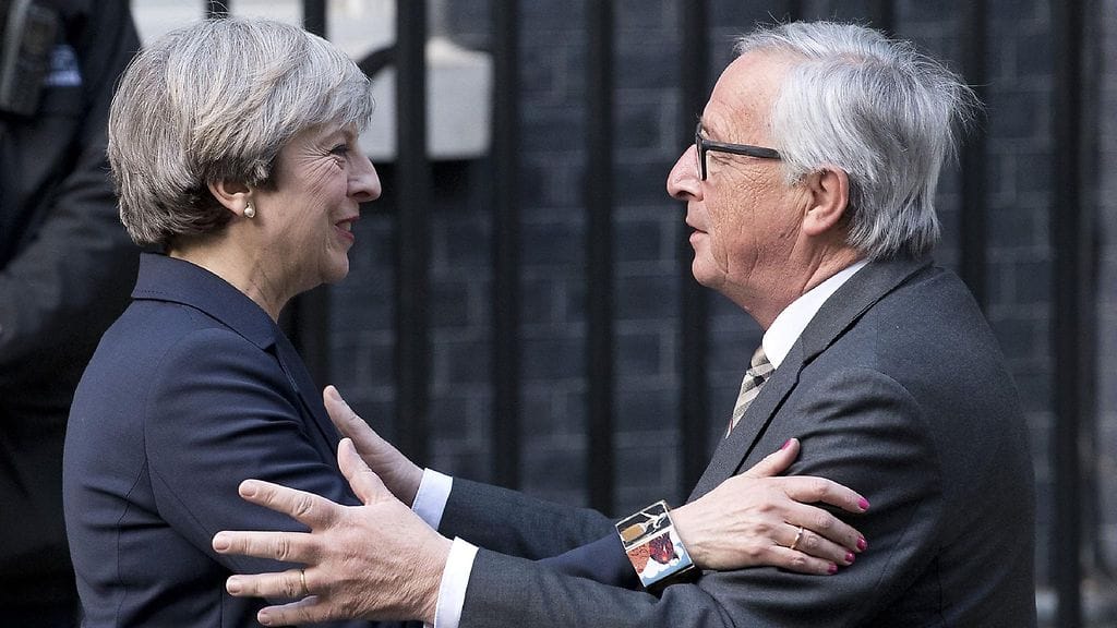 Jean-Claude Juncker ja Theresa May huhtikuun lopussa Britannian pääministerin virka-asunnon edustalla.