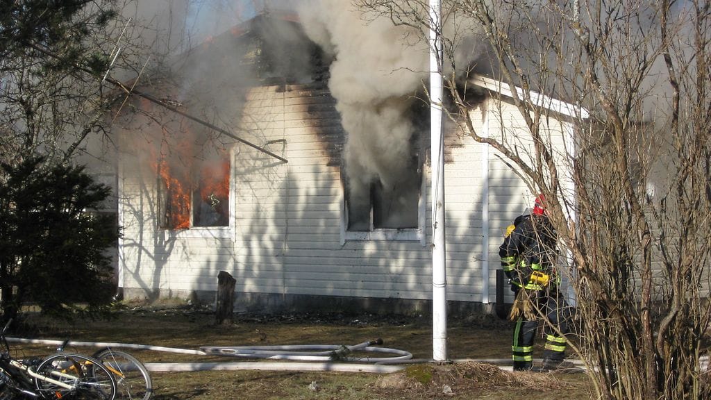 Kuvat paljastavat, että talo tuhoutui pahasti tulipalossa.