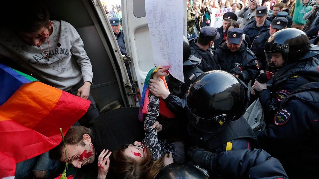 Homoseksuaalien oikeuksien puolesta mieltään osoittaneita otettiin kiinni Pietarissa 1. toukokuuta 2017 järjestetyn työläisten lomapäivän paraatin yhteydessä.