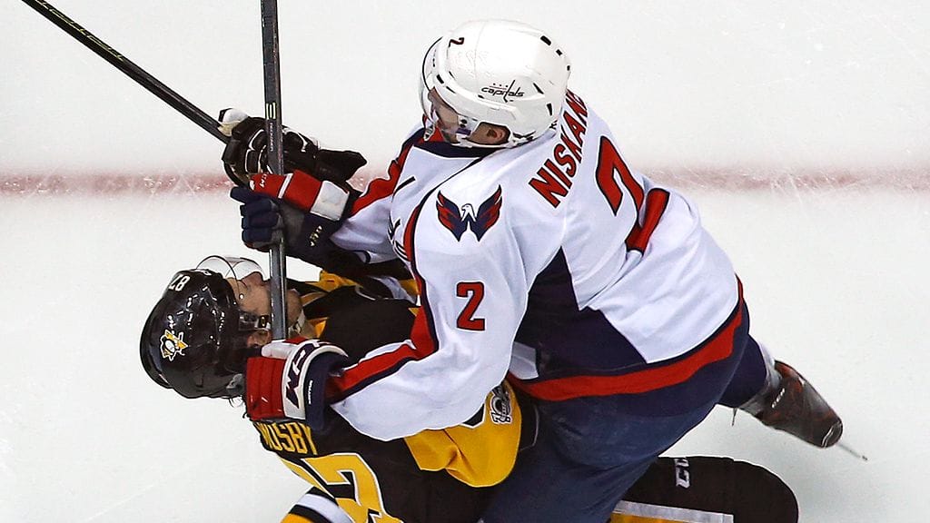 Matt Niskanen teloi Sidney Crosbyn.