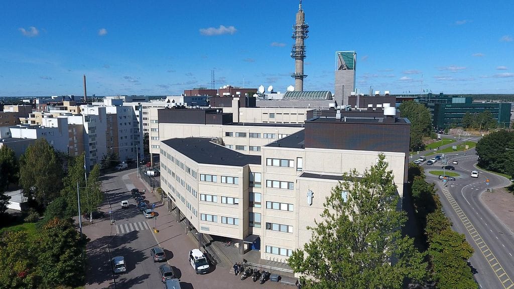 Helsingin huumepoliisin ex-pomon Jari Aarnion alaiset ovat syytettynä oikeudessa antamistaan lausunnoista.