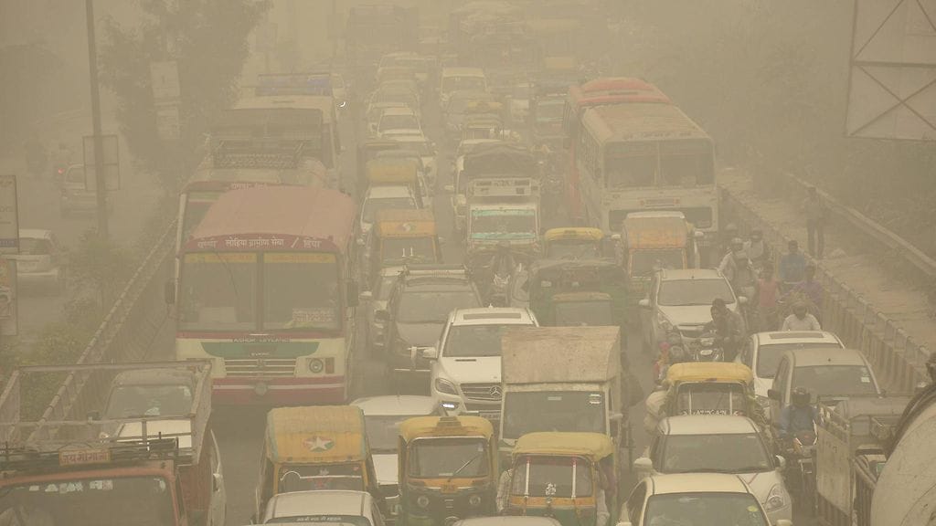 Ruuhkaa savusumuisessa Delhissä.