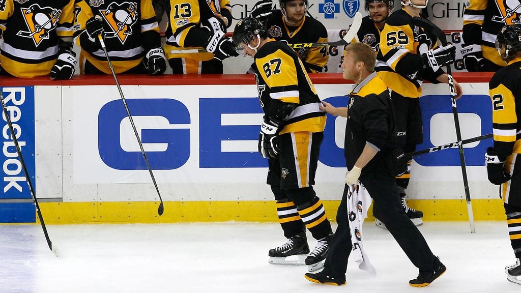 Sidney Crosby autettiin kaukalosta.