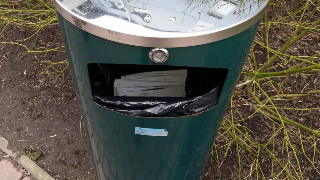 Teemu Hemming törmäsi Pikku-Huopalahdessa roskikseen, jossa oli noin 10 senttimetrin paksuinen postinippu. Kuva: Teemu Hemming.