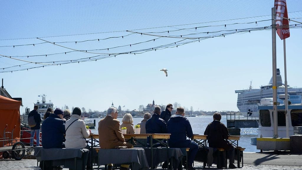 Ihmiset nauttivat torikahveista aurinkoisella Kauppatorilla Helsingissä 2. toukokuuta 2017.