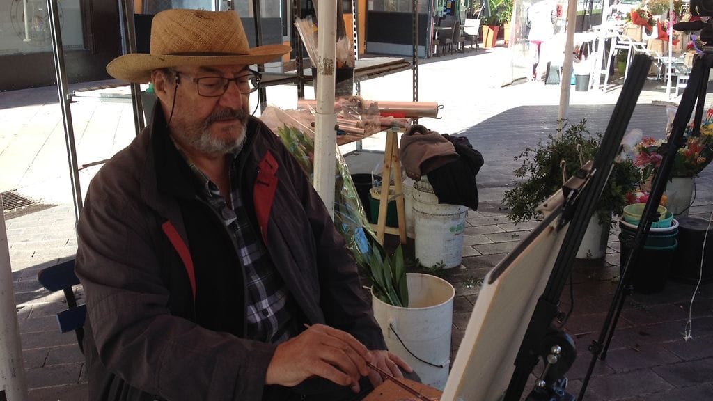 Olemme ongelmissa. Emme tiedä enää ketä äänestää. Tämä on hyvin vaikeaa. Perinteisesti Nizzassa äänestetään oikeistoa, vasemmisto ei täällä pärjää, taidettaan nizzalaisella torilla myyvä Gérard kertoo pensseli kädessään.