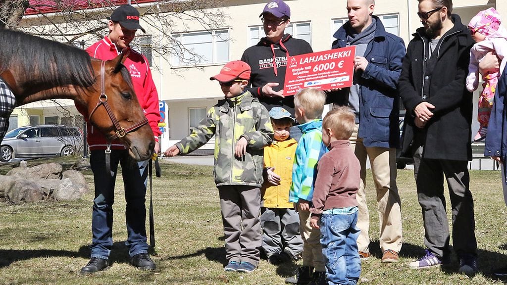 Oberon kävi Etelä-Karjalan keskussairaalan pihamaalla luovuttamassa lahjashekin lastenosaston potilaille. Shekkiä pitelevät kimpanvetäjä Pekka Viskari sekä liigakummi Ville Koho vierellään lastenosaston ylilääkäri Antti Sotka.