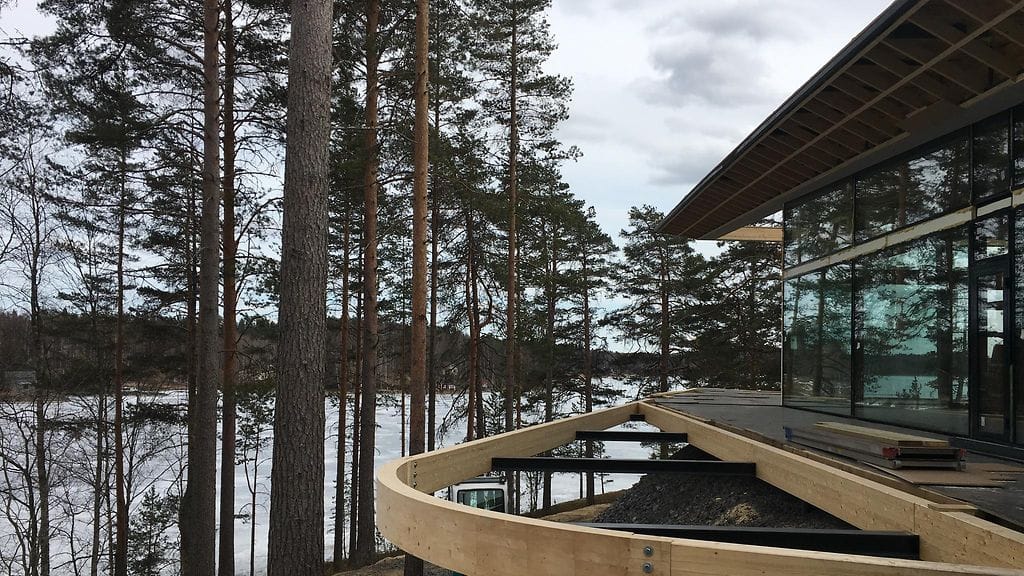 Kaunis puusto ja Saimaan ranta luovat upean maiseman.