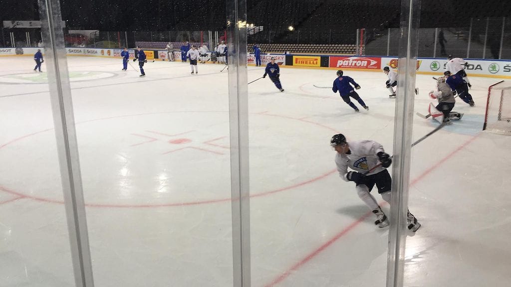 Leijonat Pariisin MM-areenan jäällä.