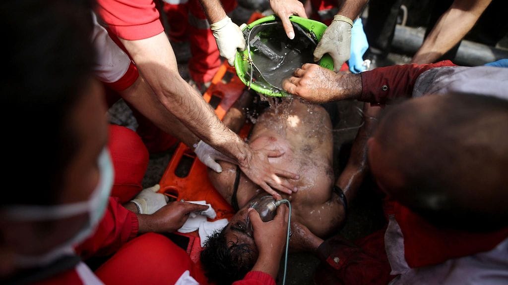 Kaivoksesta pelastettua kaivosmiestä koetetaan virvoittaa.