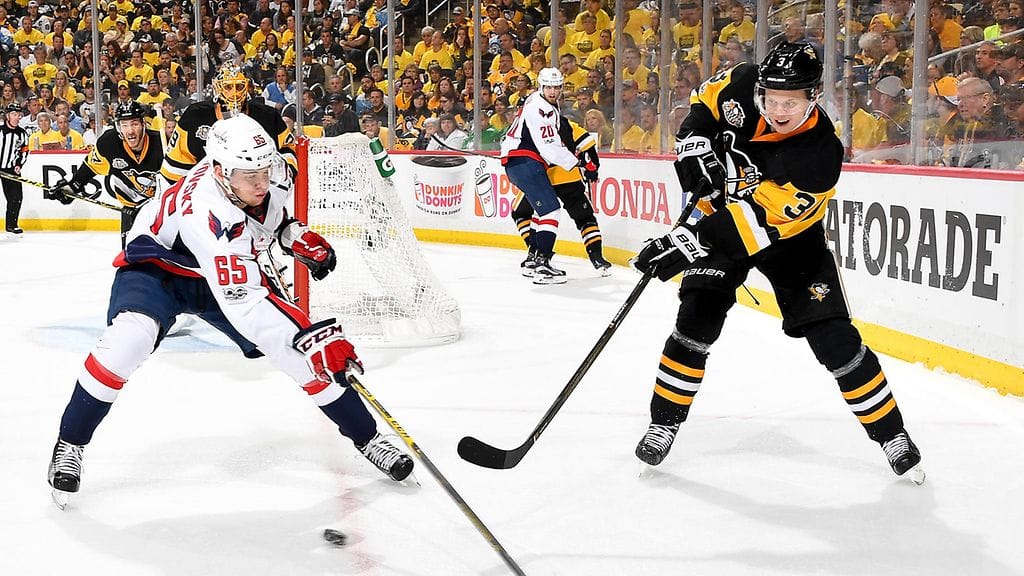 Olli Määtän (oik.) Penguins on lähellä jatkoa.