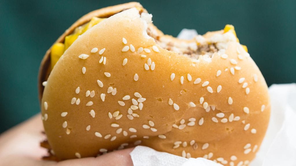 Miehen ostama juustohampurilainen täytti torstaina 10 vuotta. Kuvituskuva.