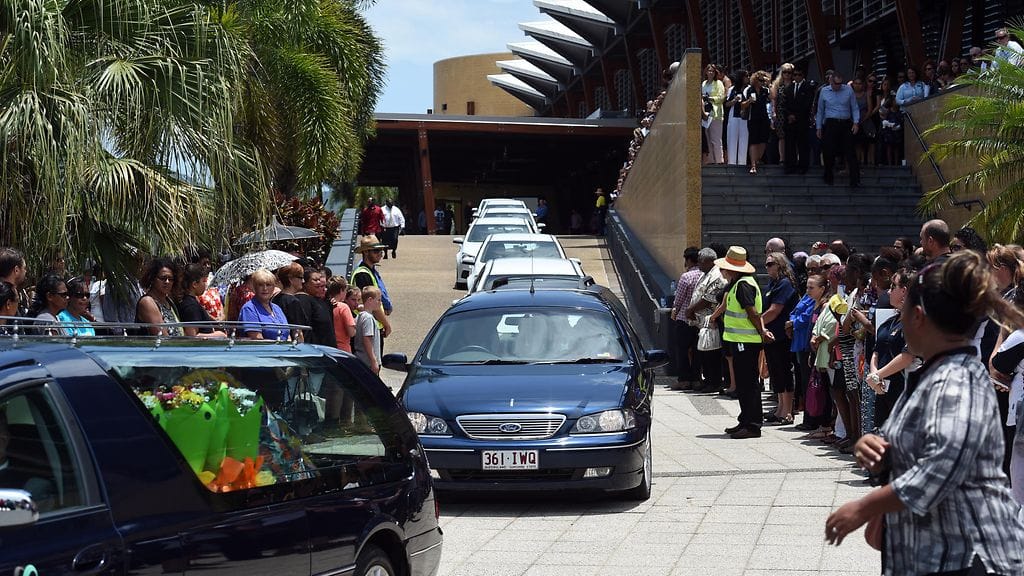 Äidin surmaamien lasten hautajaisia vietettiin tammikuussa 2015. Surmat tehtiin ennen joulua.