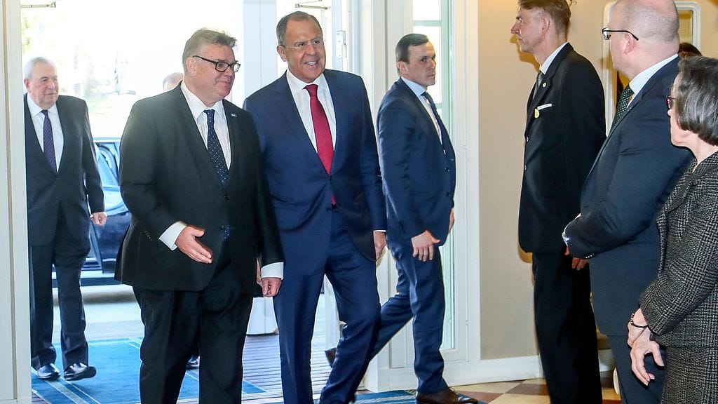 Ulkoministeri Timo Soini (sin.) ja Venäjän ulkoministeri Sergei Lavrov Porvoossa 4. toukokuuta 2017.