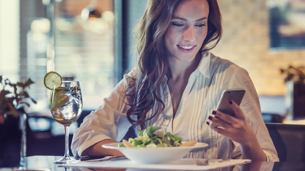 Nainen live-twiittasi kuulemansa keskustelun muidenkin iloksi. Kuvituskuva, kuvan nainen ei liity juttuun.