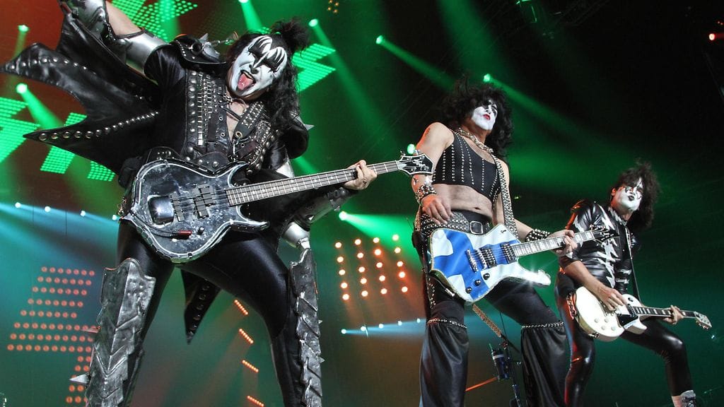 Kissin Gene Simmons, Paul Stanley ja Tommy Thayer näyttivät poseerauksen mallia Hartwall Arenalla 4. toukokuuta 2017.