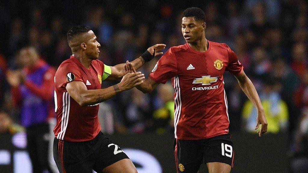 Antonio Valencia (vas.) onnitteli Marcus Rashfordia.