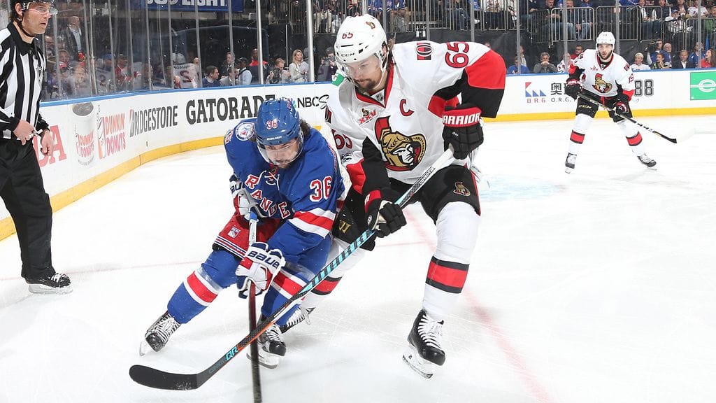 Mats Zuccarello ja Erik Karlsson taistelevat kiekosta.