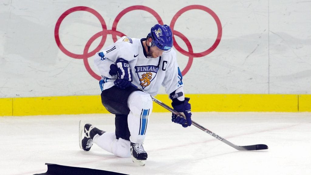 Saku Koivu pettyneenä Torinon olympiafinaalin jälkeen.