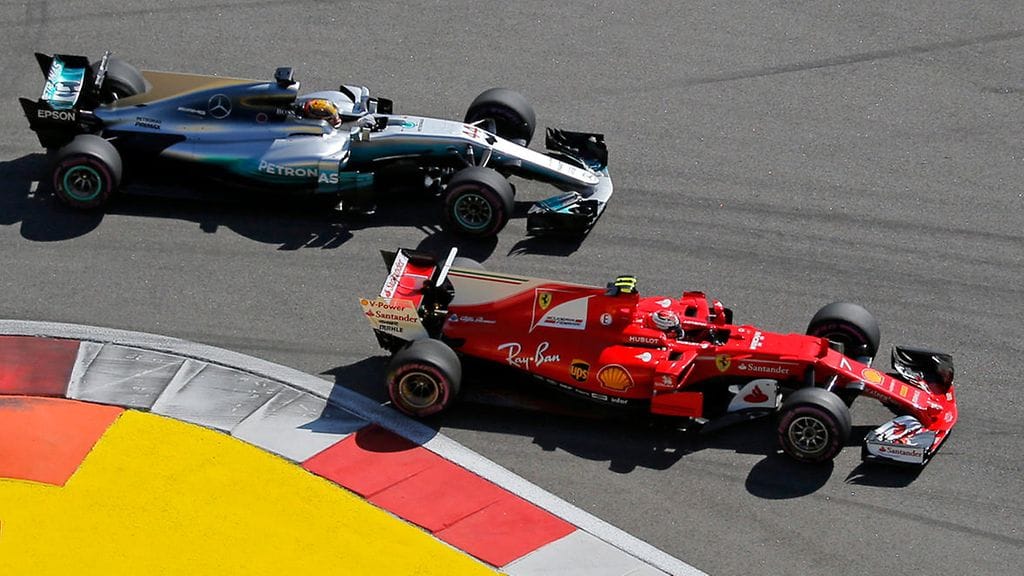 Ferrarin Kimi Räikkönen Mersu-kuski Lewis Hamiltonin edellä Sotshin radalla viime viikolla.